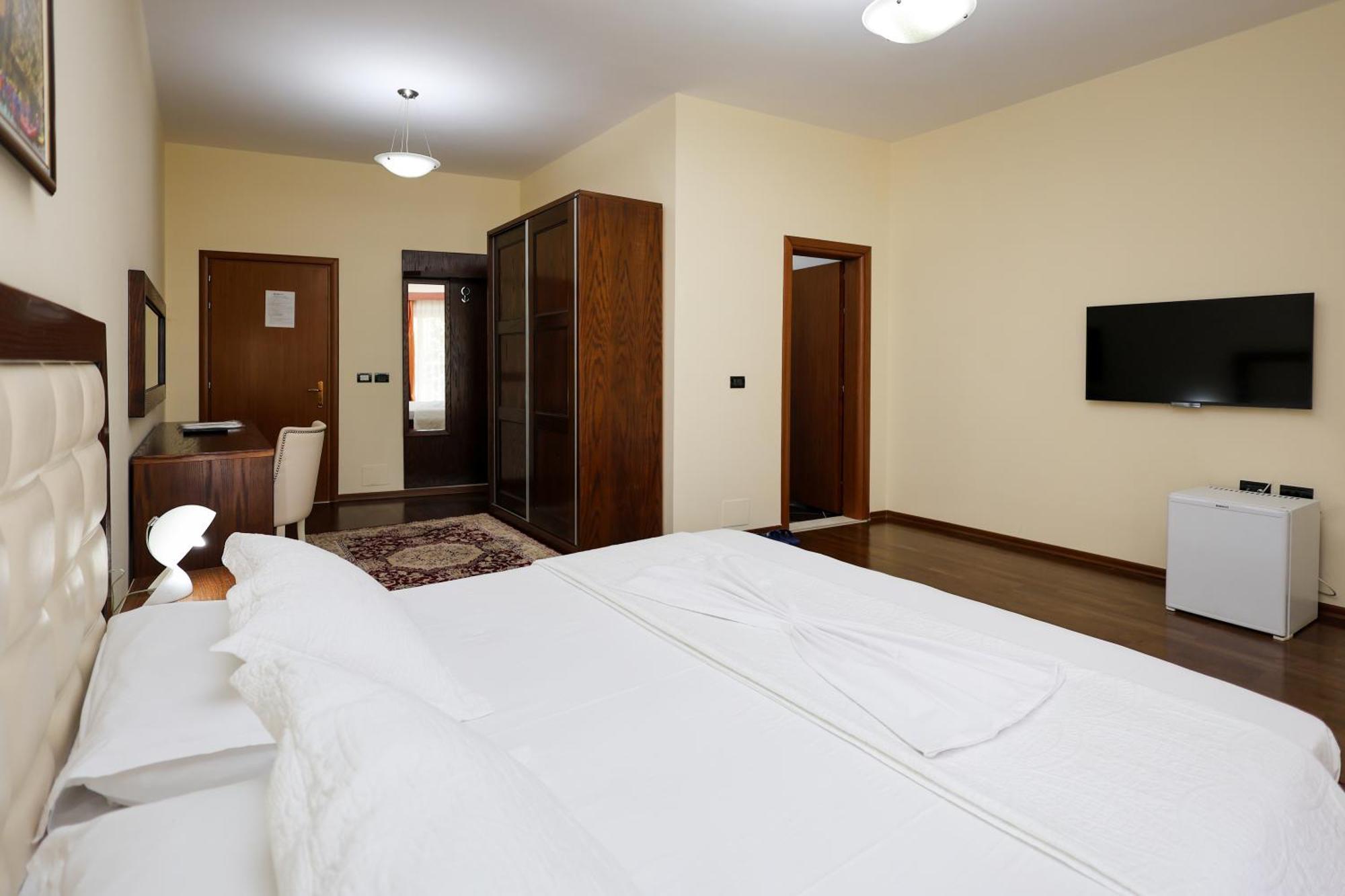 Hotel Kanione Cerenisht Exterior photo